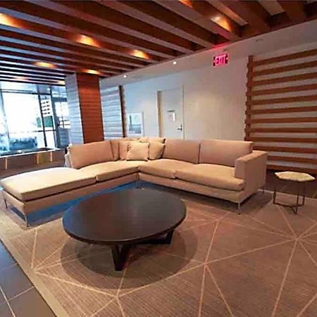 Luxurious Condo In The Center Of Downtown トロント エクステリア 写真