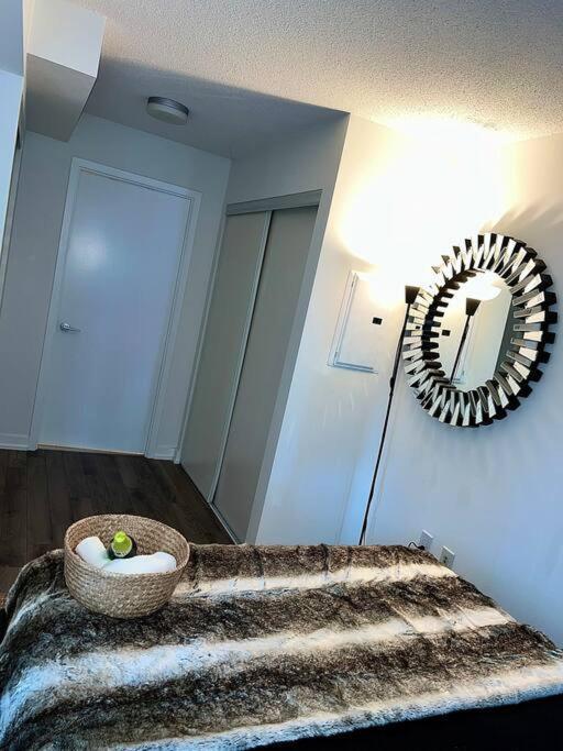 Luxurious Condo In The Center Of Downtown トロント エクステリア 写真