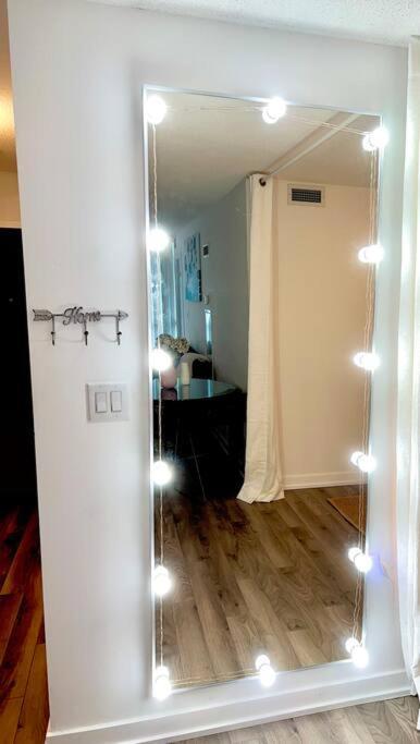 Luxurious Condo In The Center Of Downtown トロント エクステリア 写真