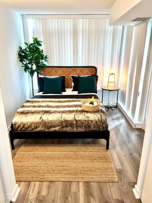 Luxurious Condo In The Center Of Downtown トロント エクステリア 写真