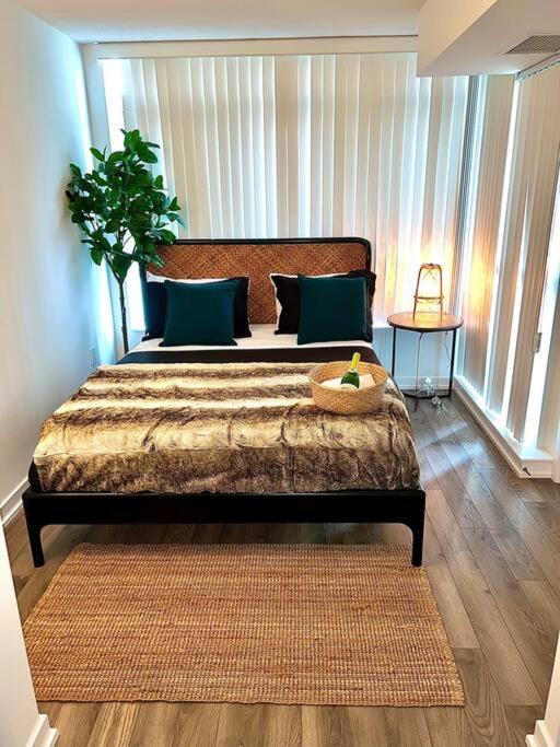 Luxurious Condo In The Center Of Downtown トロント エクステリア 写真