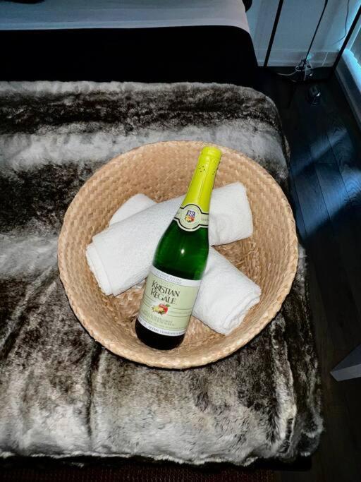 Luxurious Condo In The Center Of Downtown トロント エクステリア 写真