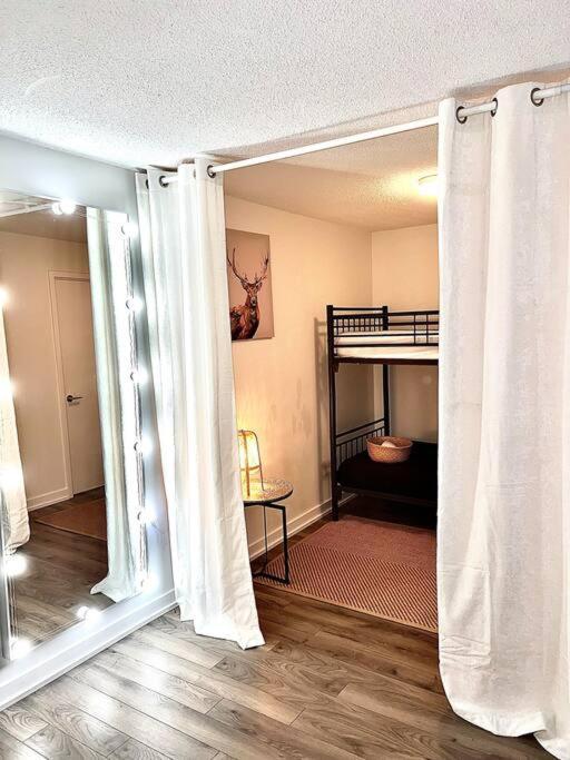 Luxurious Condo In The Center Of Downtown トロント エクステリア 写真