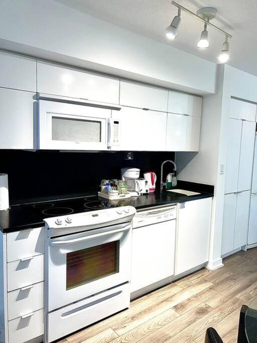 Luxurious Condo In The Center Of Downtown トロント エクステリア 写真