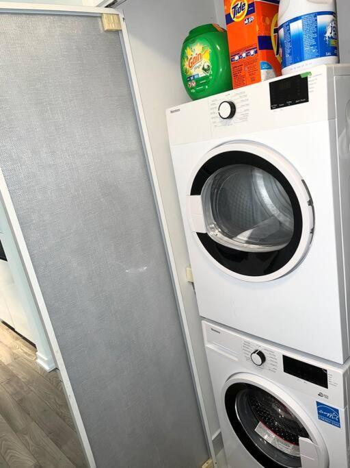 Luxurious Condo In The Center Of Downtown トロント エクステリア 写真