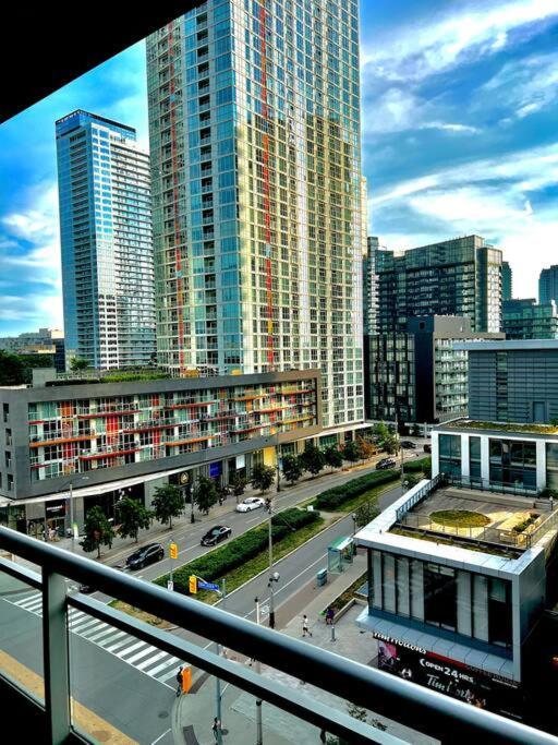 Luxurious Condo In The Center Of Downtown トロント エクステリア 写真