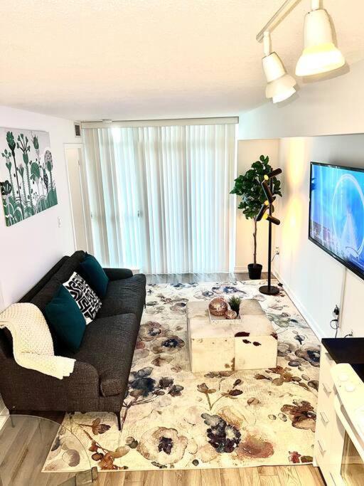 Luxurious Condo In The Center Of Downtown トロント エクステリア 写真