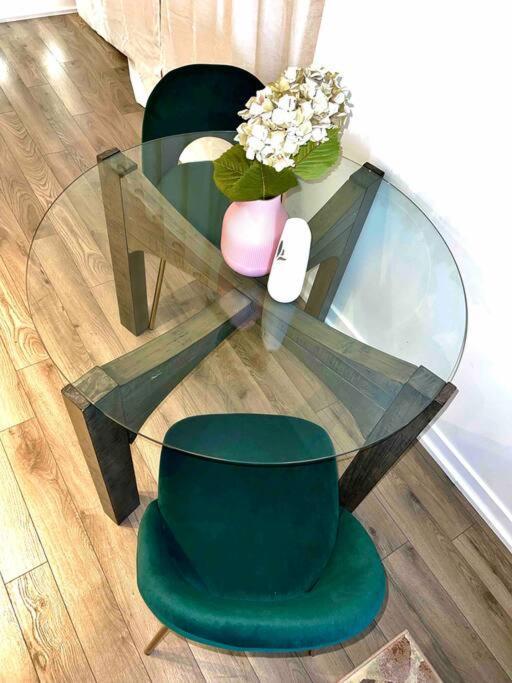 Luxurious Condo In The Center Of Downtown トロント エクステリア 写真