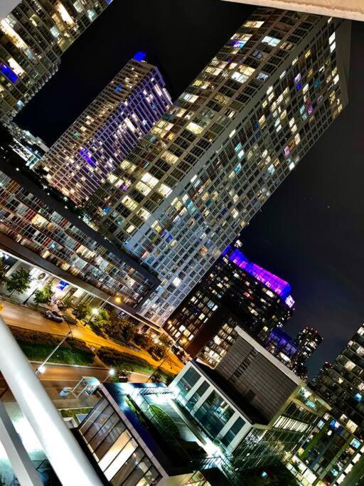 Luxurious Condo In The Center Of Downtown トロント エクステリア 写真