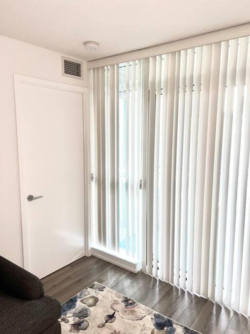 Luxurious Condo In The Center Of Downtown トロント エクステリア 写真