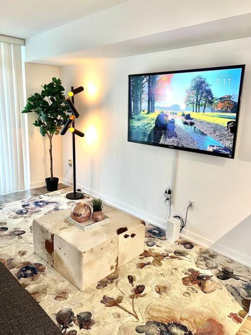 Luxurious Condo In The Center Of Downtown トロント エクステリア 写真