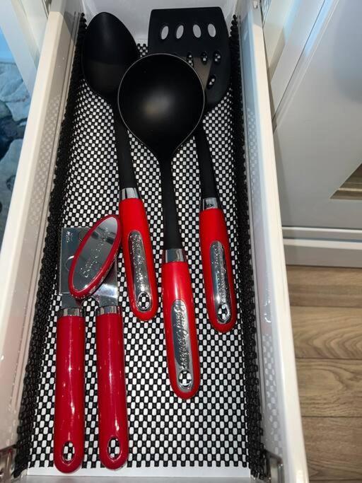 Luxurious Condo In The Center Of Downtown トロント エクステリア 写真