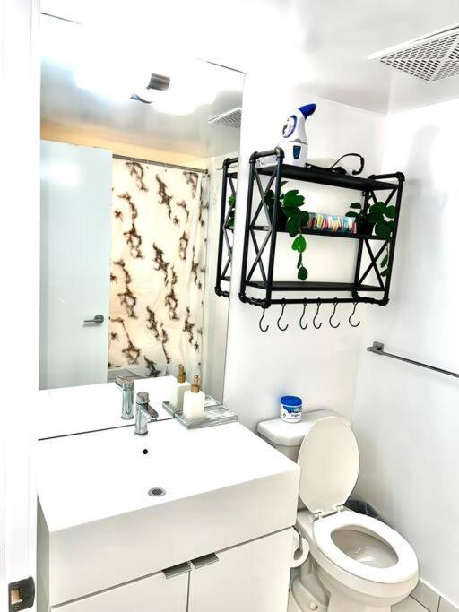 Luxurious Condo In The Center Of Downtown トロント エクステリア 写真