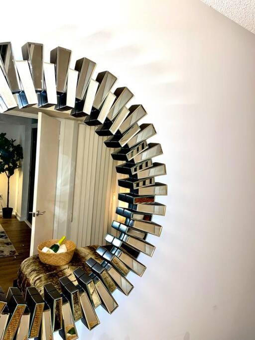 Luxurious Condo In The Center Of Downtown トロント エクステリア 写真