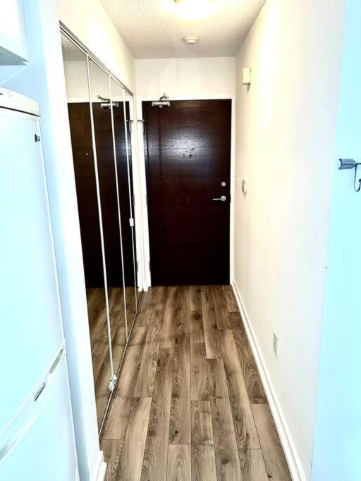 Luxurious Condo In The Center Of Downtown トロント エクステリア 写真