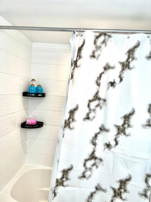 Luxurious Condo In The Center Of Downtown トロント エクステリア 写真