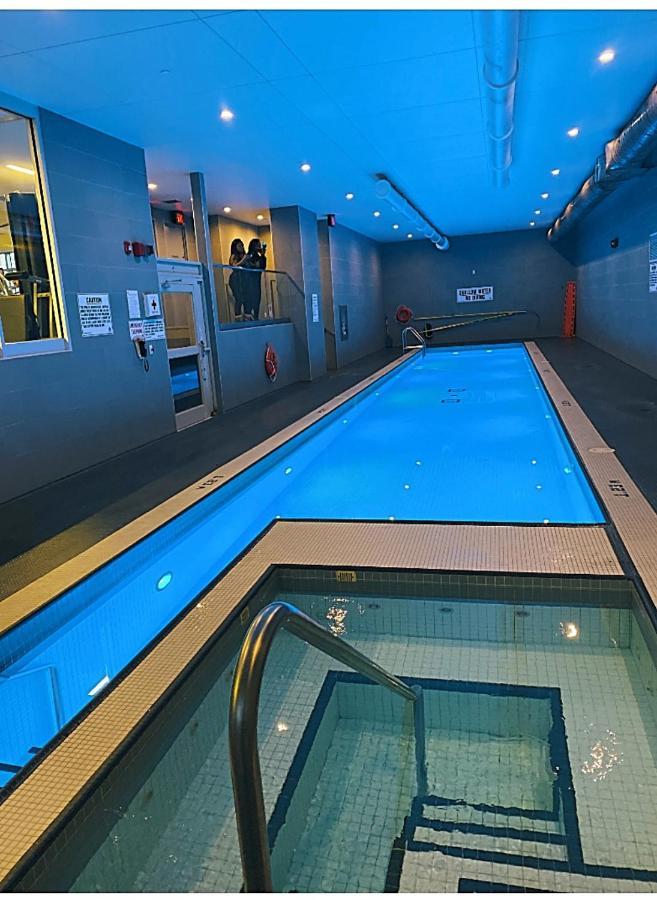 Luxurious Condo In The Center Of Downtown トロント エクステリア 写真