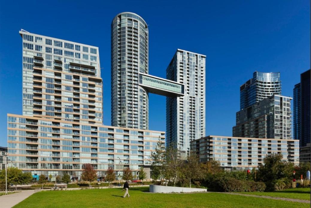 Luxurious Condo In The Center Of Downtown トロント エクステリア 写真